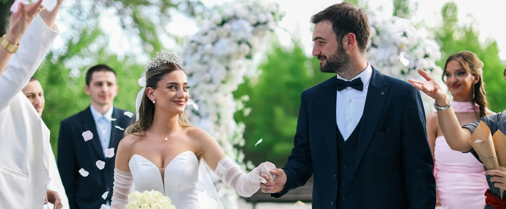 Coral e orquestra da Nalu Prado tocando ao vivo em uma cerimônia de casamento em Goiânia