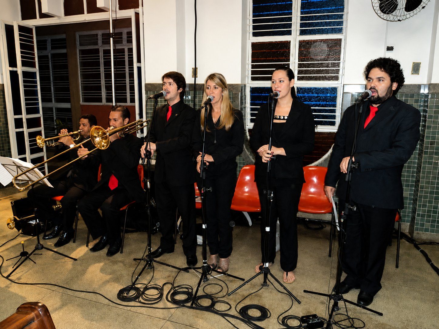 Cantores e metais do Musicale em apresentação
