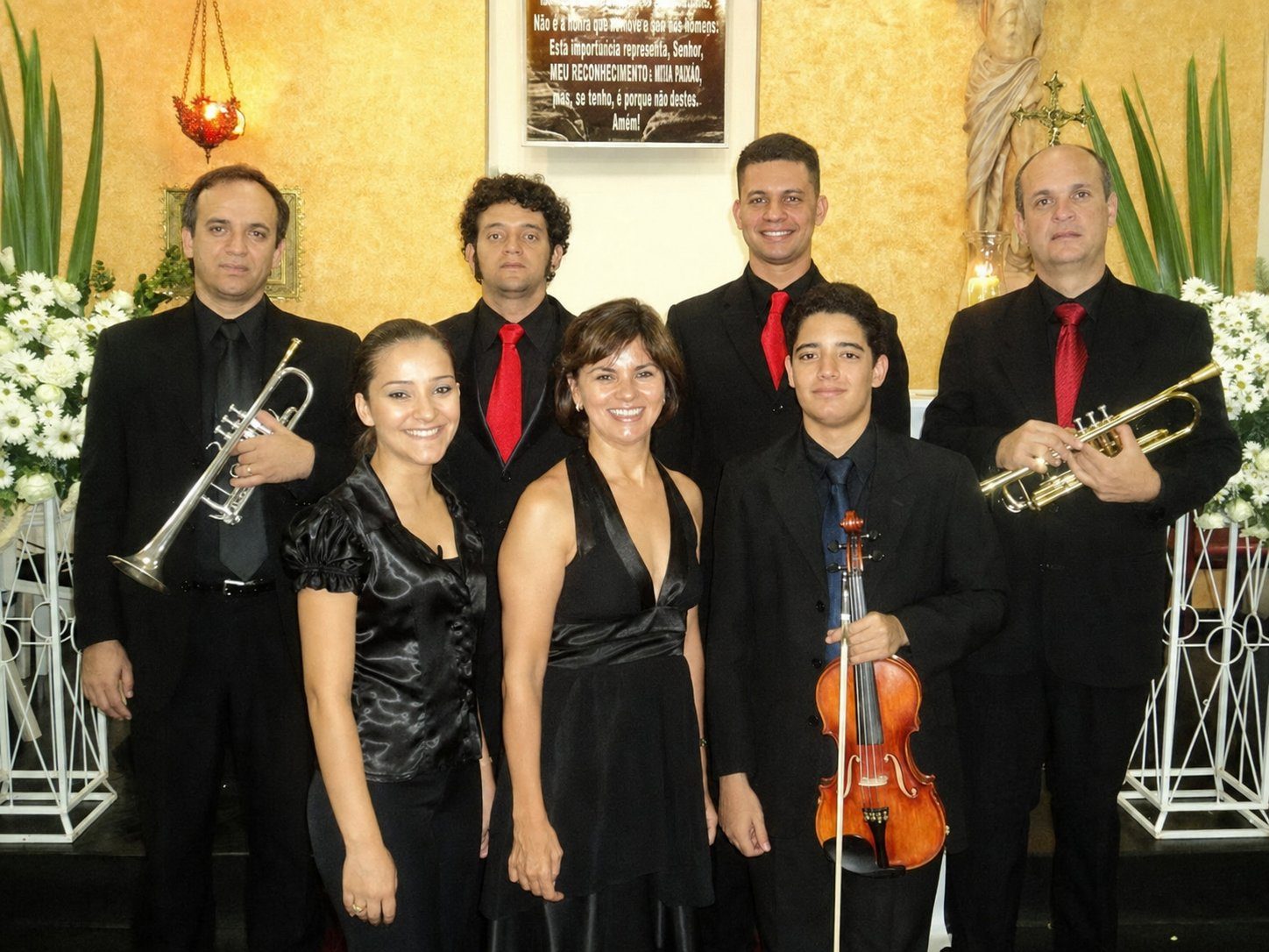 Integrantes do Musicale no altar de uma igreja