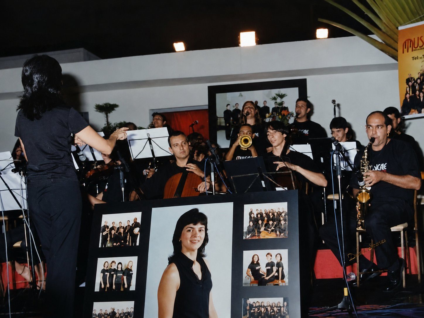Regência e orquestra do Musicale em apresentação