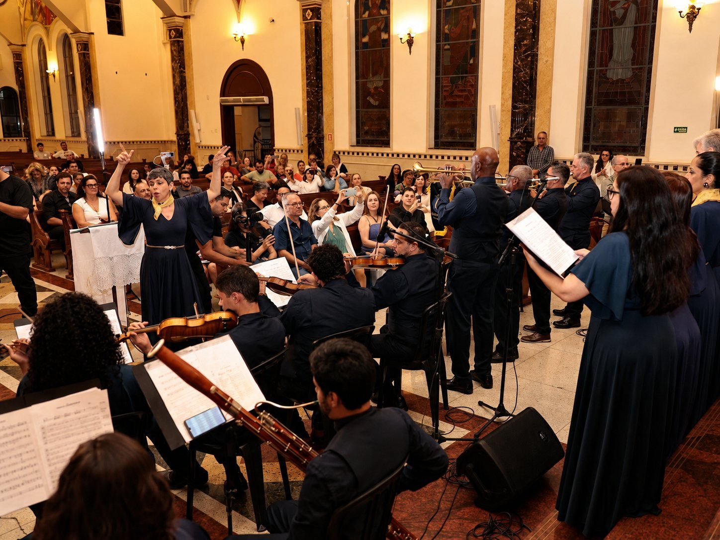 Orquestra e regência da Nalu Prado em concerto em Goiânia